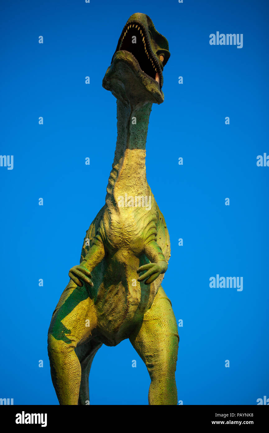 Modell der Velociraptor brüllen gegen den blauen Himmel Stockfoto