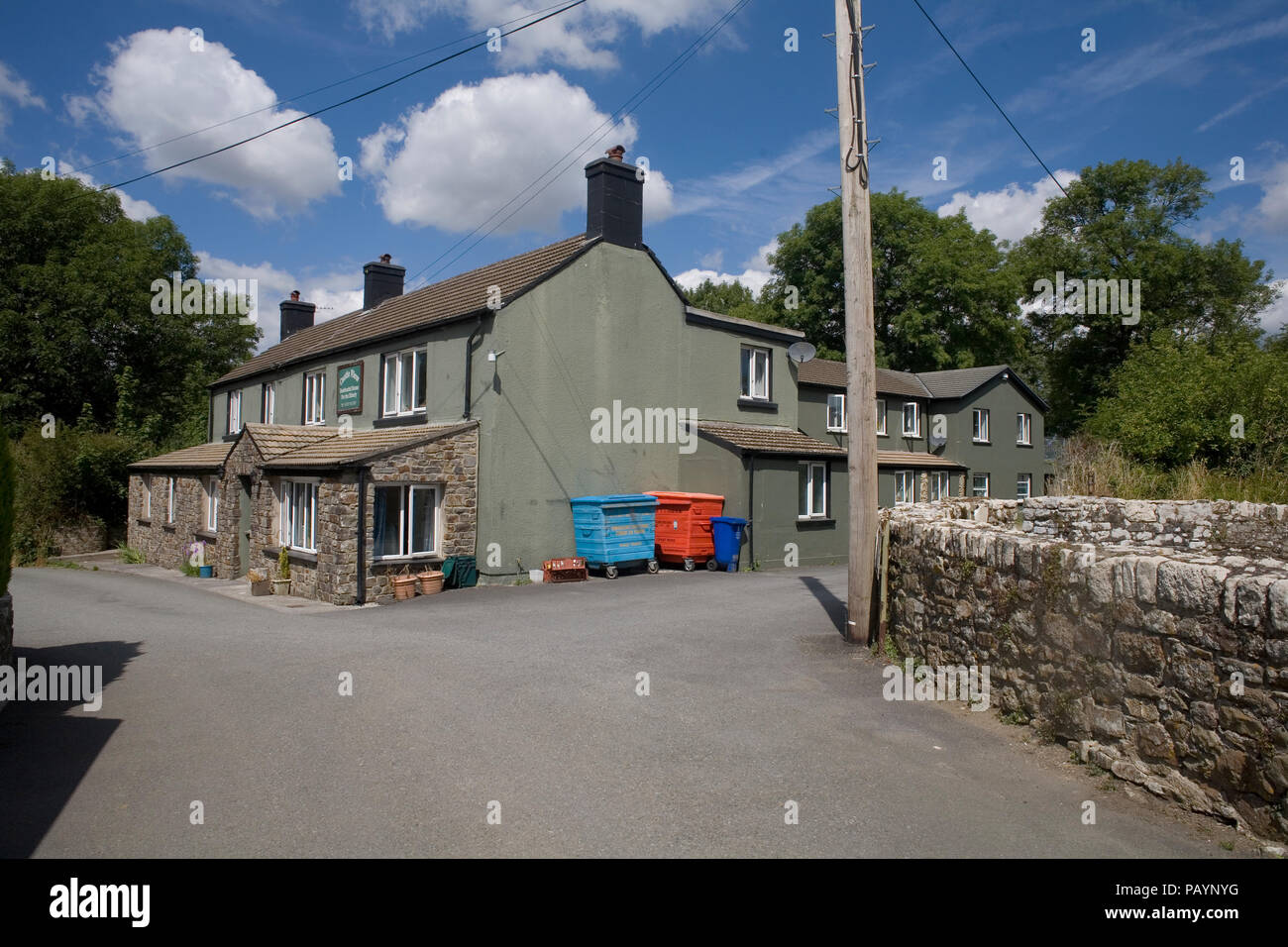 Blick auf das Schloss Pflegeheim für ältere Menschen im Pembrokeshire Dorf Llawhaden mit Recycling Container außerhalb Stockfoto