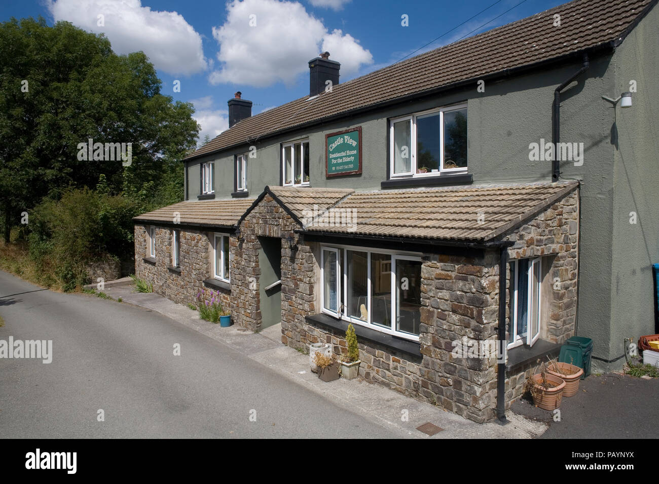 Blick auf das Schloss Pflegeheim für ältere Menschen in ruhigen Teil des Pembrokeshire Dorf Llawhaden Stockfoto