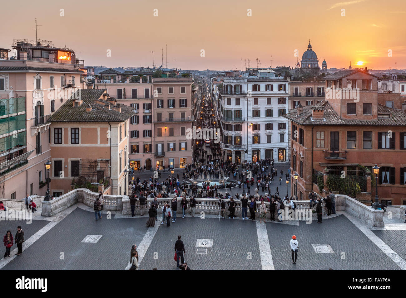 Viele Touristen beobachten den Sonnenuntergang von Trinità de Monti aus. Rom Italien Stockfoto