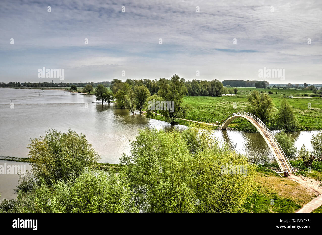 Die Ooypoort Brücke gibt Fußgänger leicht Zugang zur Natur finden Ooijpolder am Ufer des Flusses Waal in den Niederlanden Stockfoto