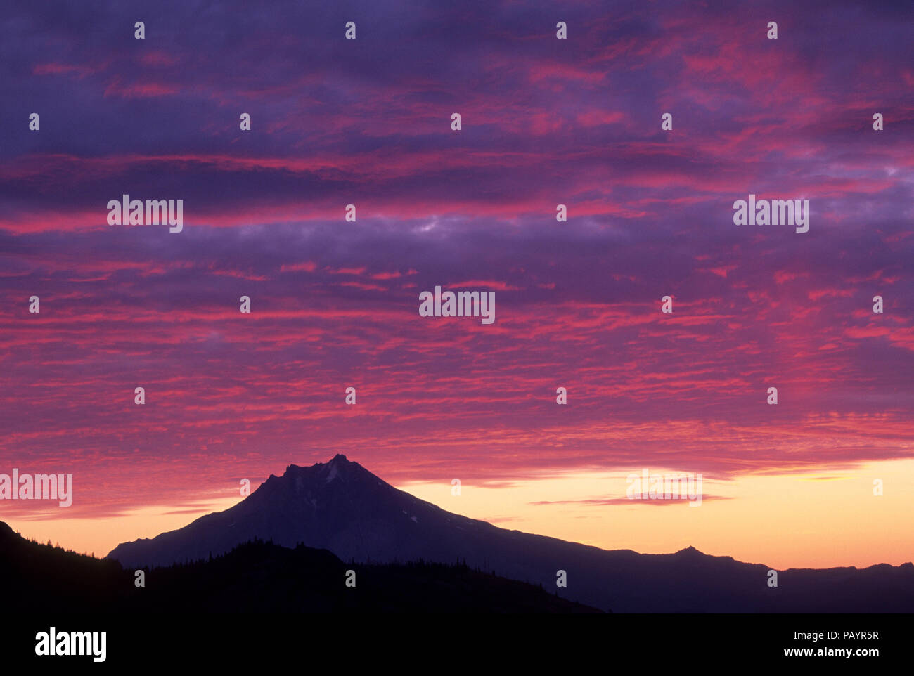 Sonnenaufgang über Mt Jefferson, Willamette National Forest, Oregon Stockfoto