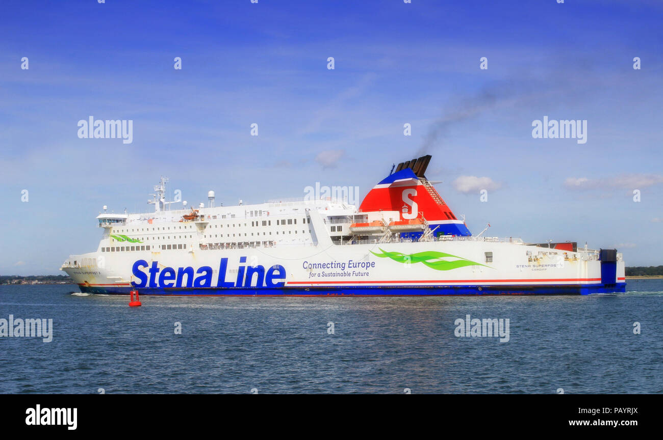 Die Stena Superfast X PKW / Auto auf der Fähre nach Dublin Hollyhead Route. Die Fähre wird dargestellt, in den Hafen von Dublin. Stockfoto
