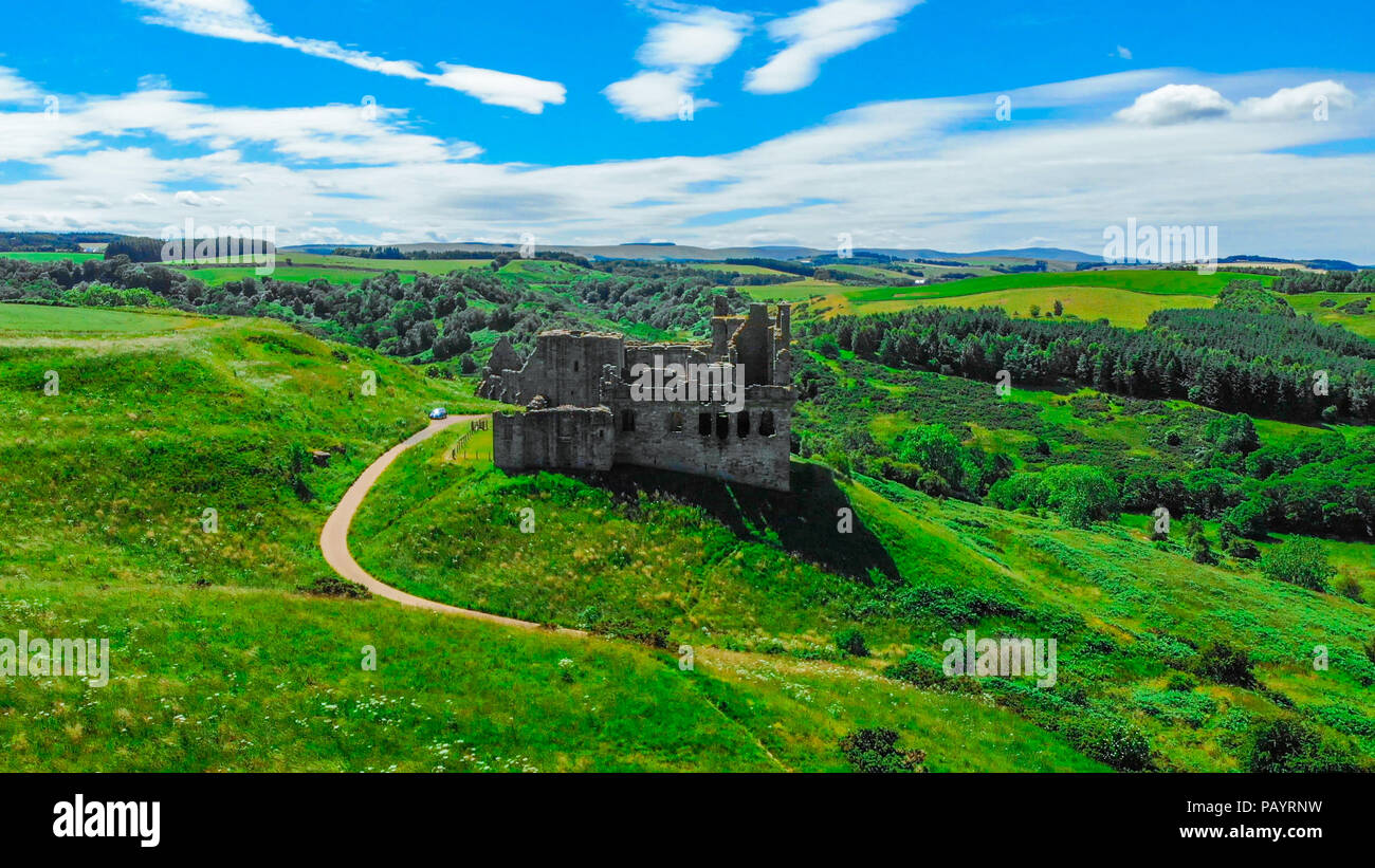 Die Ruinen von Crichton Castle in der Nähe von Edinburgh - Luftbild Stockfoto