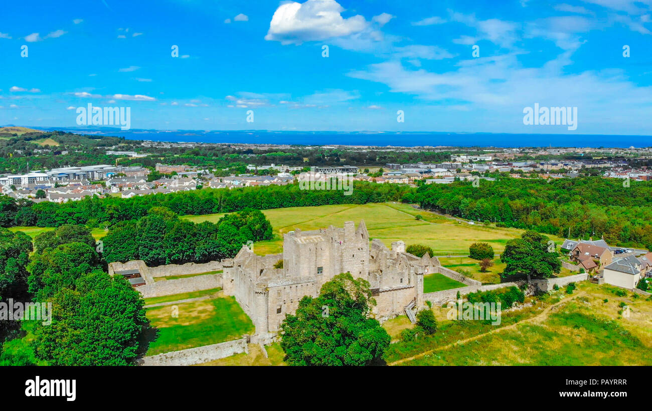 Luftaufnahme über Craigmillar Castle und die Stadt Edinburgh Stockfoto