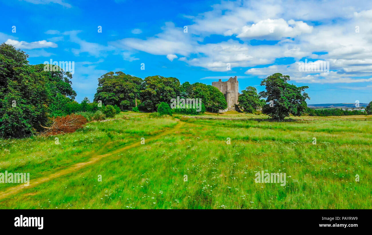 Luftaufnahme über Craigmillar Castle und die Stadt Edinburgh Stockfoto