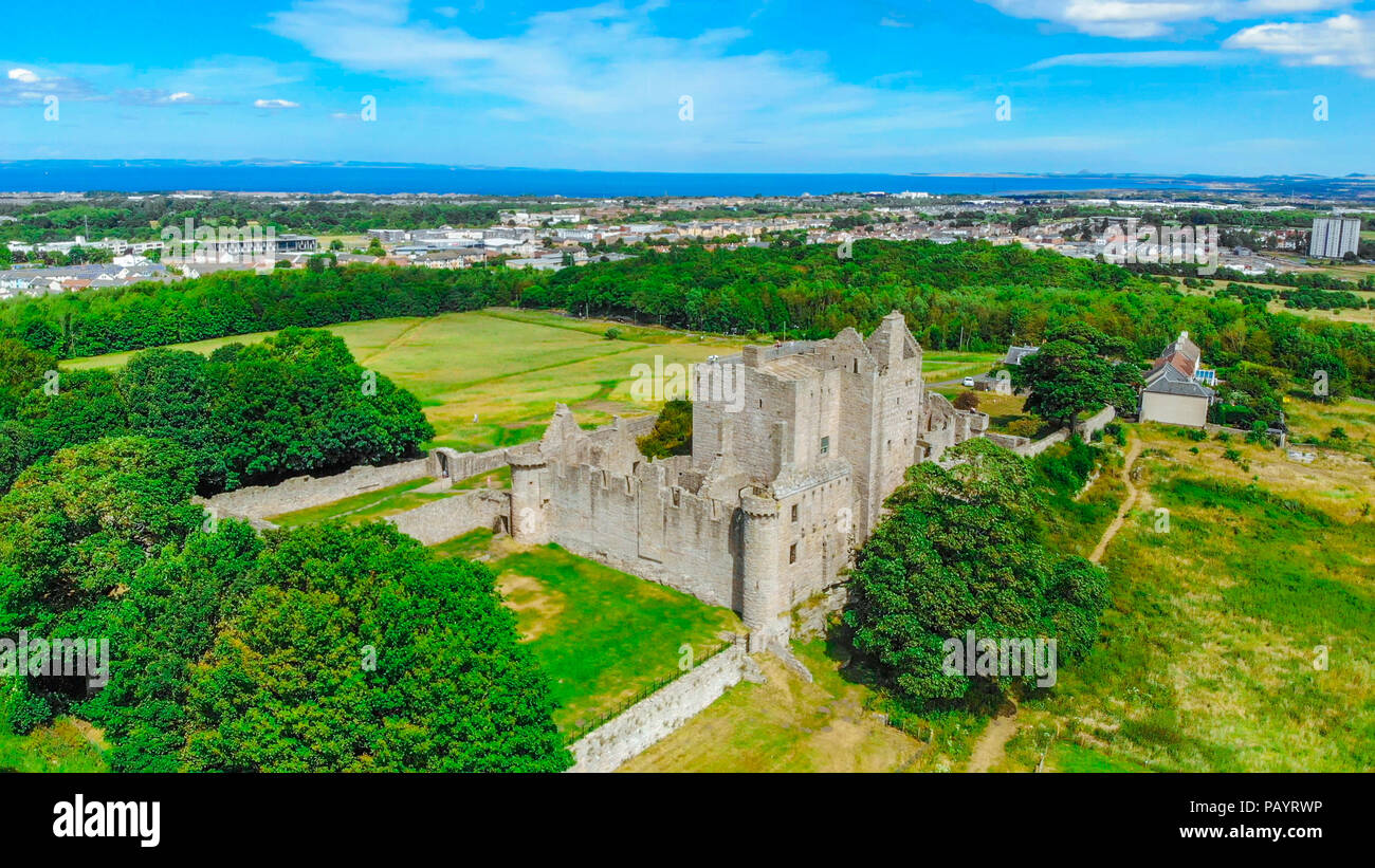 Luftaufnahme über Craigmillar Castle und die Stadt Edinburgh Stockfoto