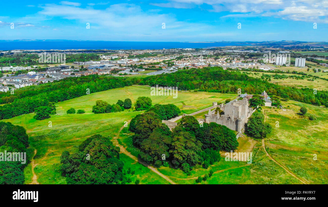 Luftaufnahme über Craigmillar Castle und die Stadt Edinburgh Stockfoto