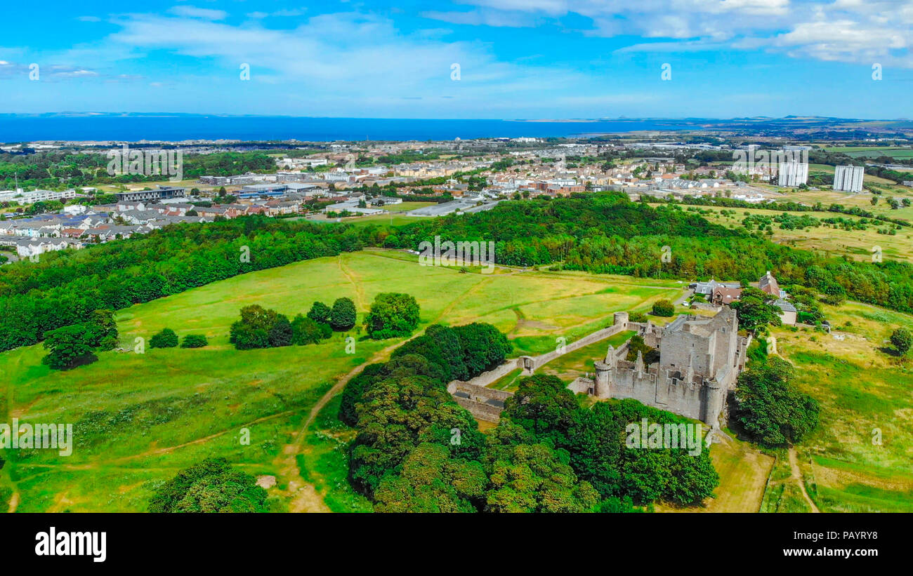 Luftaufnahme über Craigmillar Castle und die Stadt Edinburgh Stockfoto