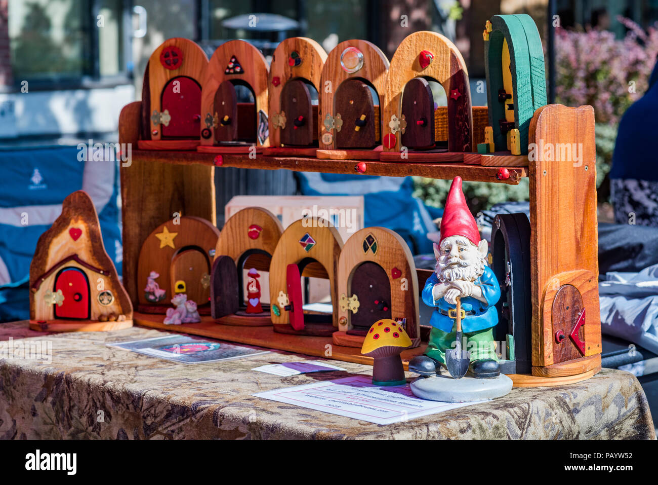 Fee und gnome Türen von Charlie Pickard, Street Fair, Nanaimo, British Columbia, Kanada. Stockfoto