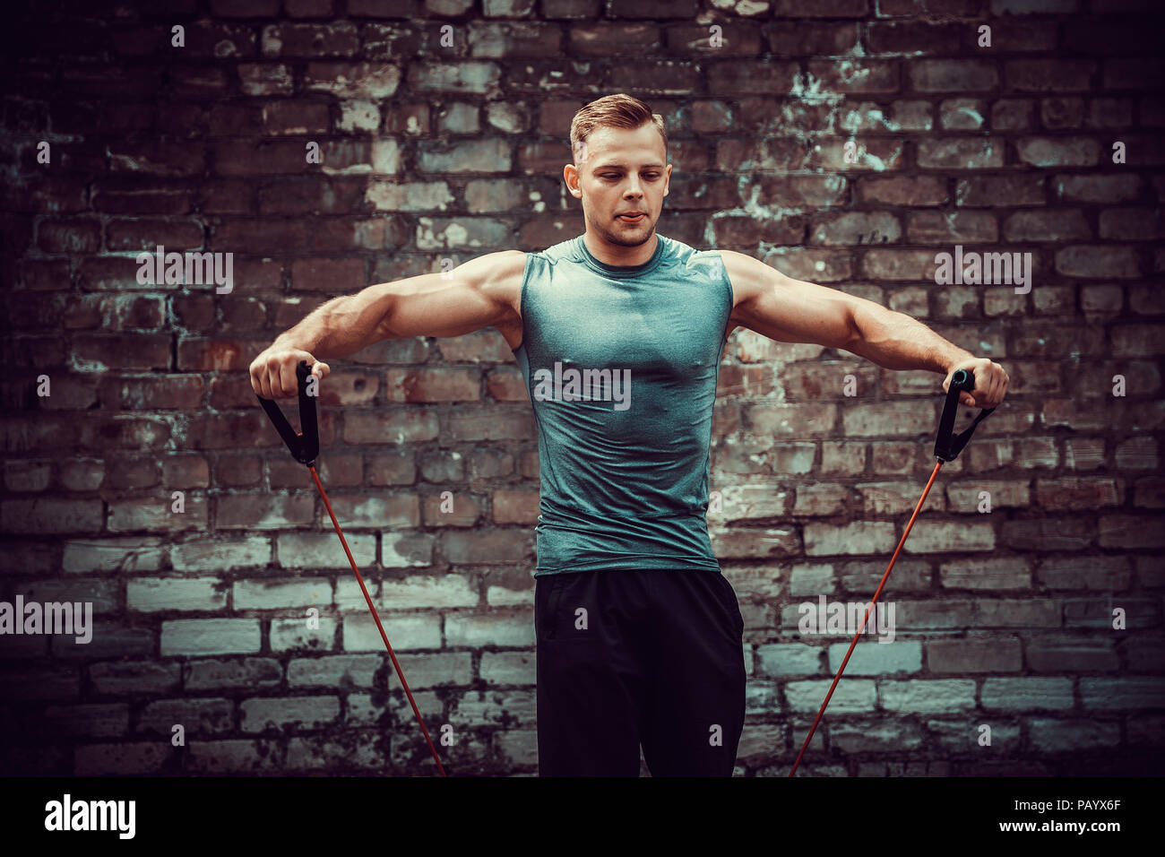 Fitness Mann Training Mit Stretching Band Muskulos Sport Mann Trainieren Mit Einem Elastischen Gummiband Kerl Arbeiten Mit Gummiband Fit Fitness Bewegung Training Und Gesunden Lebensstil Stockfotografie Alamy