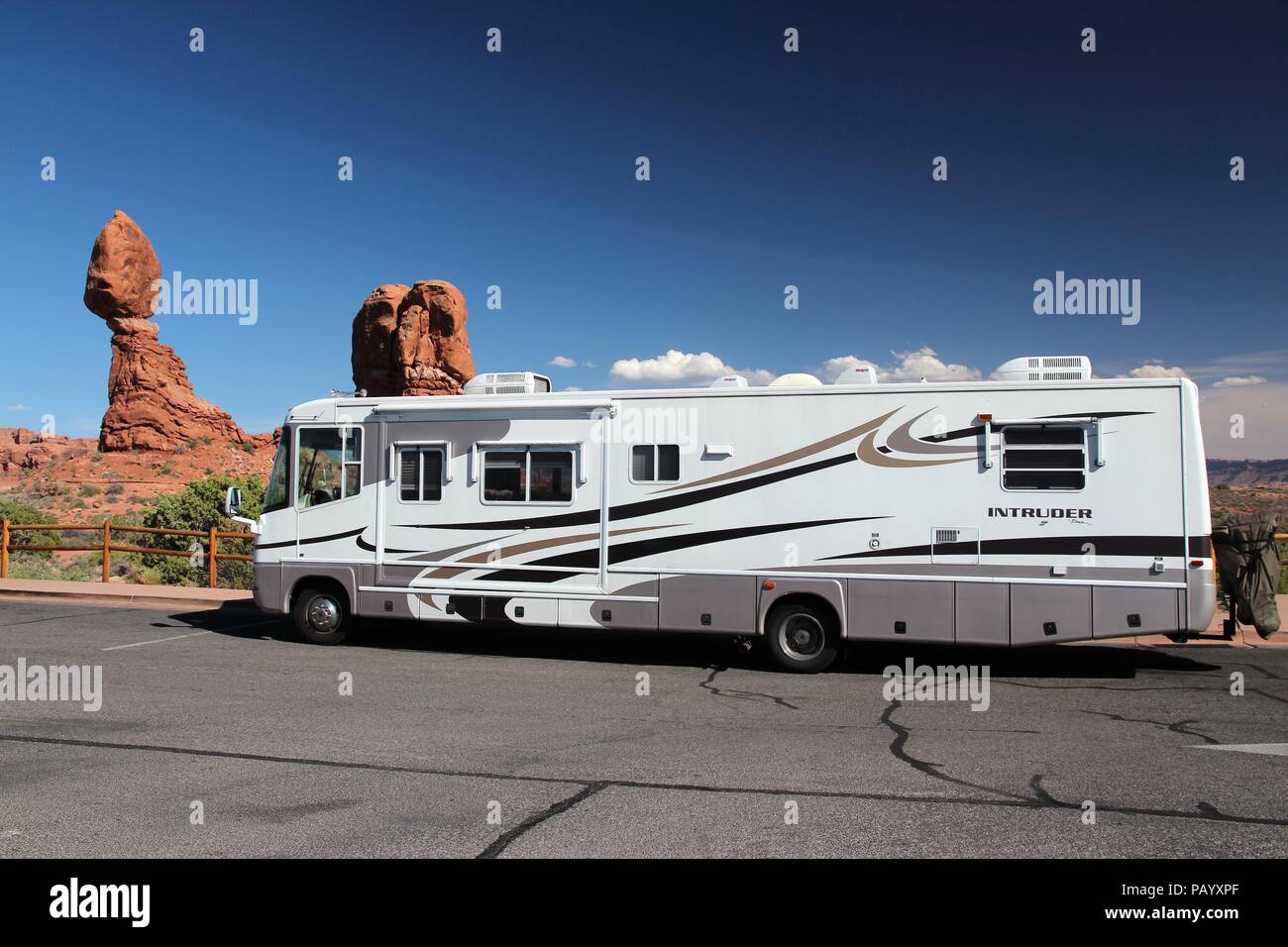 MOAB, UT - 21. Juni: Recreational vehicle im Arches National Park geparkt am 21. Juni 2013 in Moab, Utah. Arches NP wurde von 1,070,577 Menschen in 2 besucht. Stockfoto