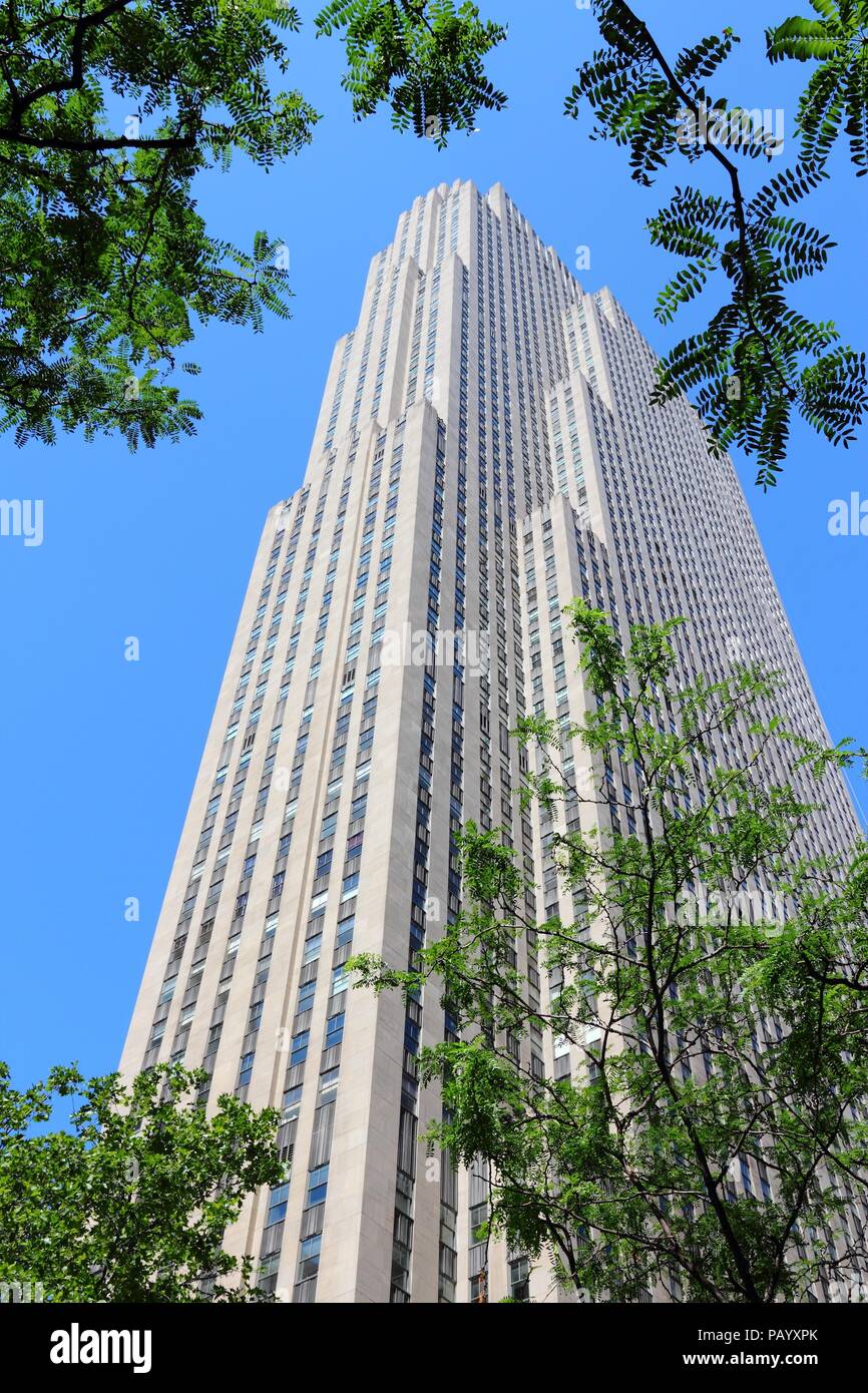 NEW YORK - Juli 5: Rockefeller Center Wolkenkratzer am 5. Juli 2013 in New York. Berühmten Gebäudekomplex wurde 1930-1939 erbaut und gilt als Nationa Stockfoto