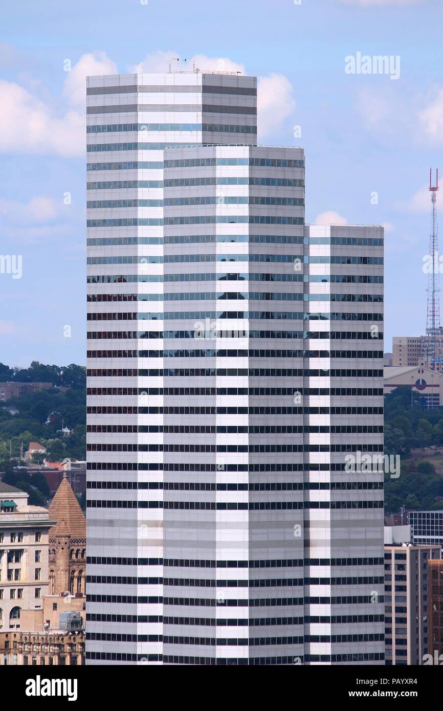 PITTSBURGH - Juni 29: Oxford Centre View am 29. Juni 2013 in Pittsburgh. Der Wolkenkratzer ist das 5. höchste Gebäude in Pittsburgh bei 615 ft (187 m Stockfoto