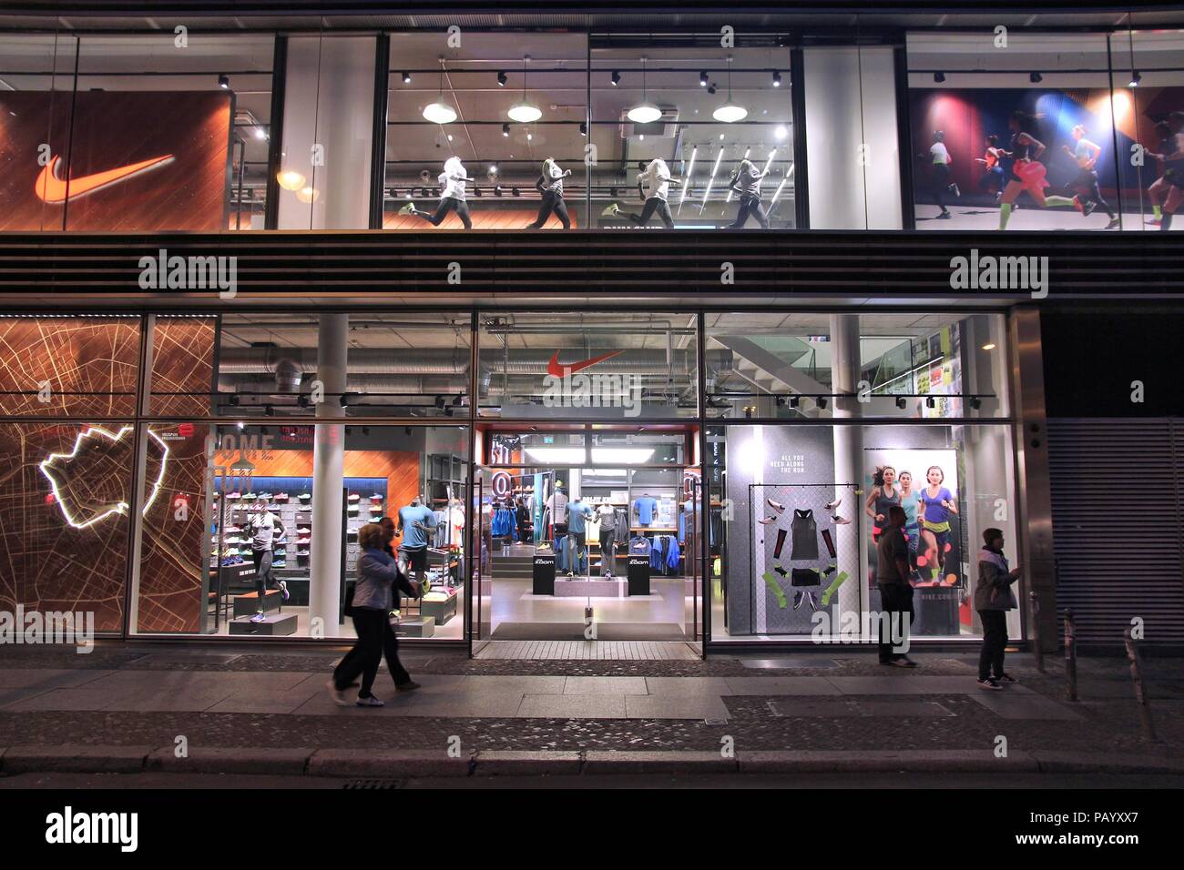BERLIN, DEUTSCHLAND - 25. AUGUST 2014: Leute gehen von Nike Store in  Berlin. Von 2014 Nike Inc. betreibt rund 850 Einzelhandel Sportartikel  Stores weltweit Stockfotografie - Alamy