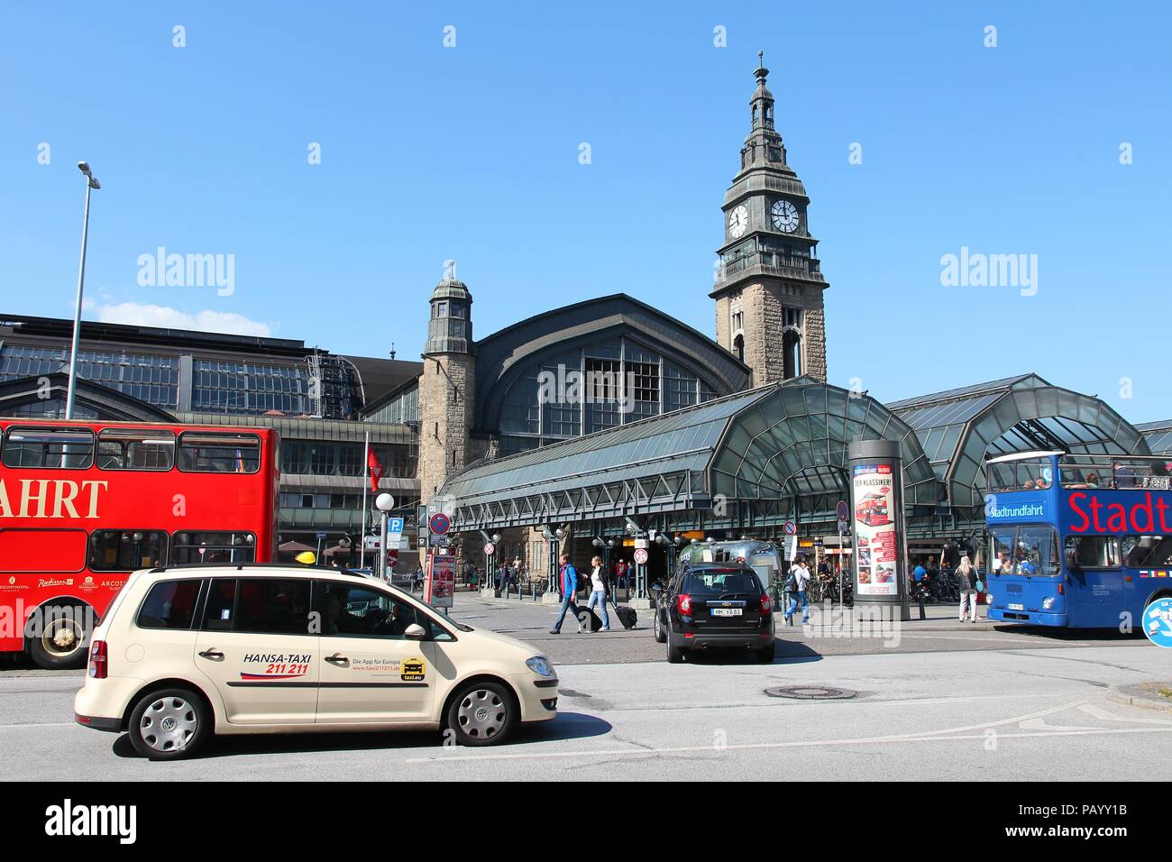 HAMBURG, DEUTSCHLAND - 28 AUGUST, 2014: die Menschen besuchen Central Railway Station (Hauptbahnhof) in Hamburg. Mit täglich 450.000 Fahrgäste ist es der 2. beschäftigt Stockfoto