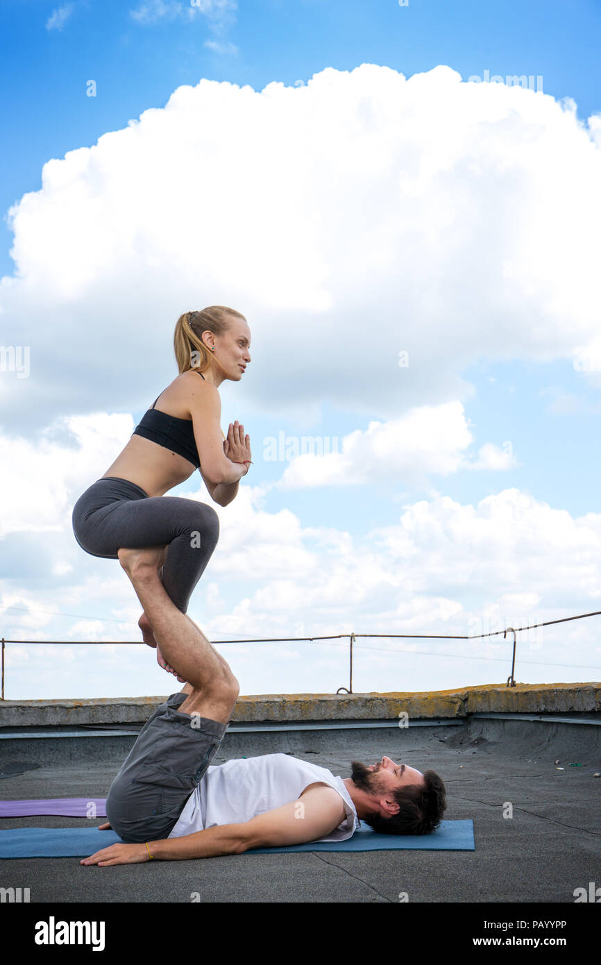 Mann und Frau sind in acro Yoga Position des Thrones eingerückt Stockfoto