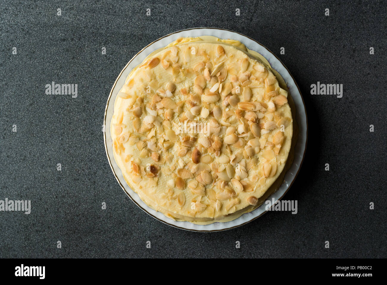 Ganze schwedische Mandel Kuchen mit weißer Schokolade. Traditionelle organische Kuchen. Stockfoto