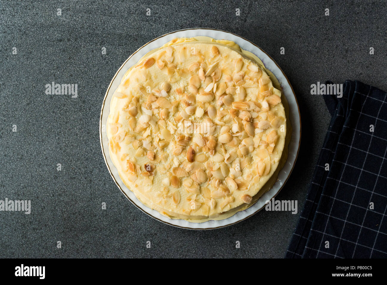 Ganze schwedische Mandel Kuchen mit weißer Schokolade. Traditionelle organische Kuchen. Stockfoto