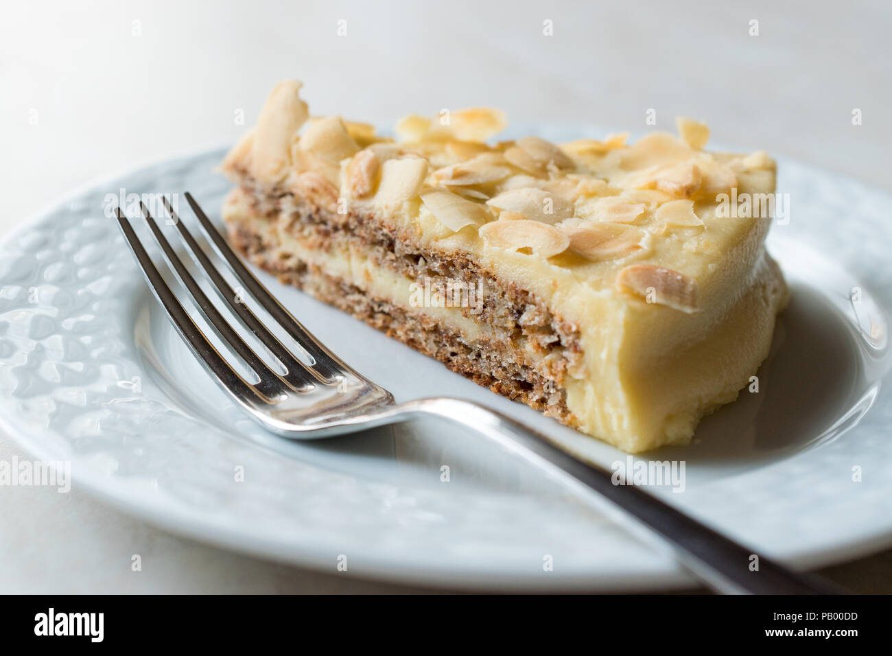 Scheibe der Schwedischen Mandel Kuchen serviert mit Platte. Traditionelle organische Dessert. Stockfoto