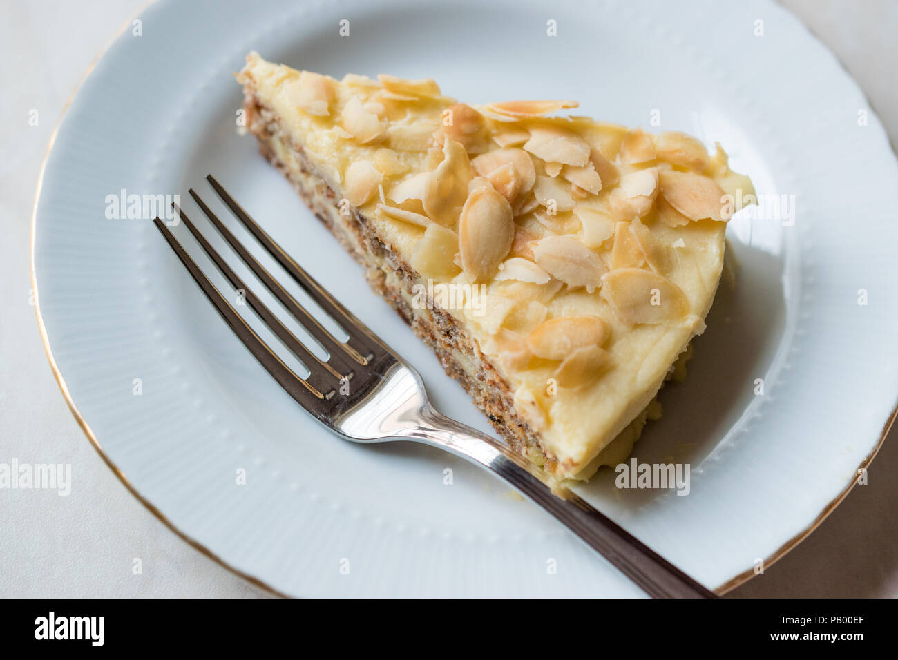 Scheibe der Schwedischen Mandel Kuchen serviert mit Platte. Traditionelle organische Dessert. Stockfoto