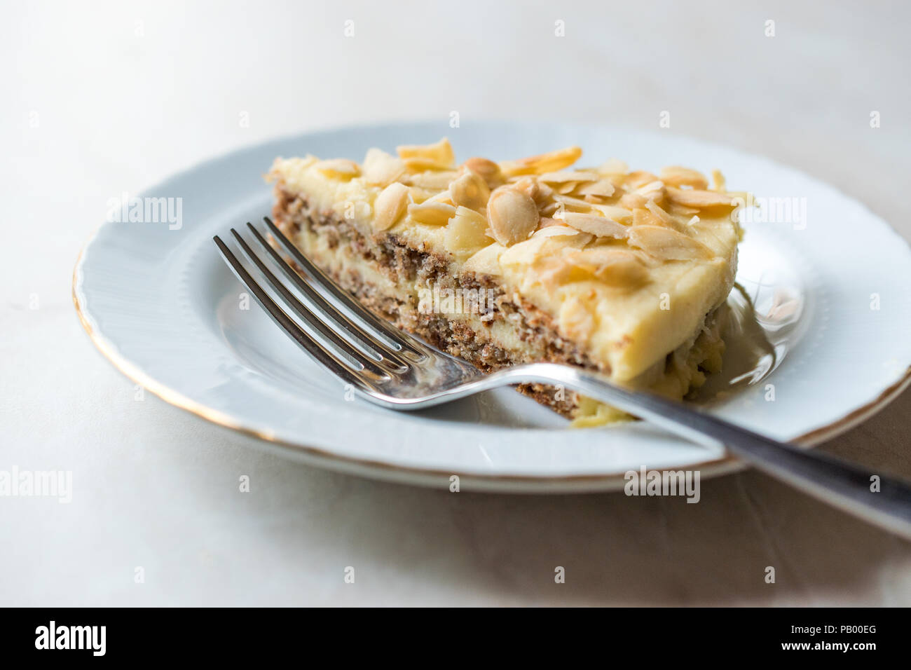 Scheibe der Schwedischen Mandel Kuchen serviert mit Platte. Traditionelle organische Dessert. Stockfoto