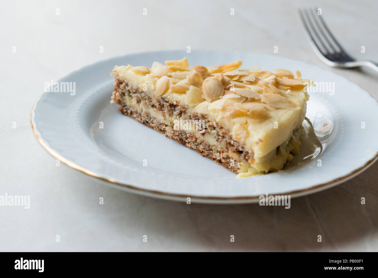 Scheibe der Schwedischen Mandel Kuchen serviert mit Platte. Traditionelle organische Dessert. Stockfoto