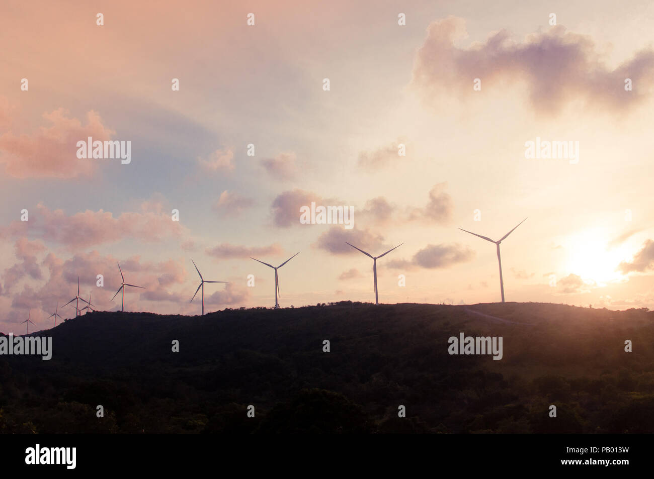 Eine Linie von Windenergieanlagen im Windpark Sidrap Website in Sidenreng Rappang, South Sulawesi, Indonesien Stockfoto