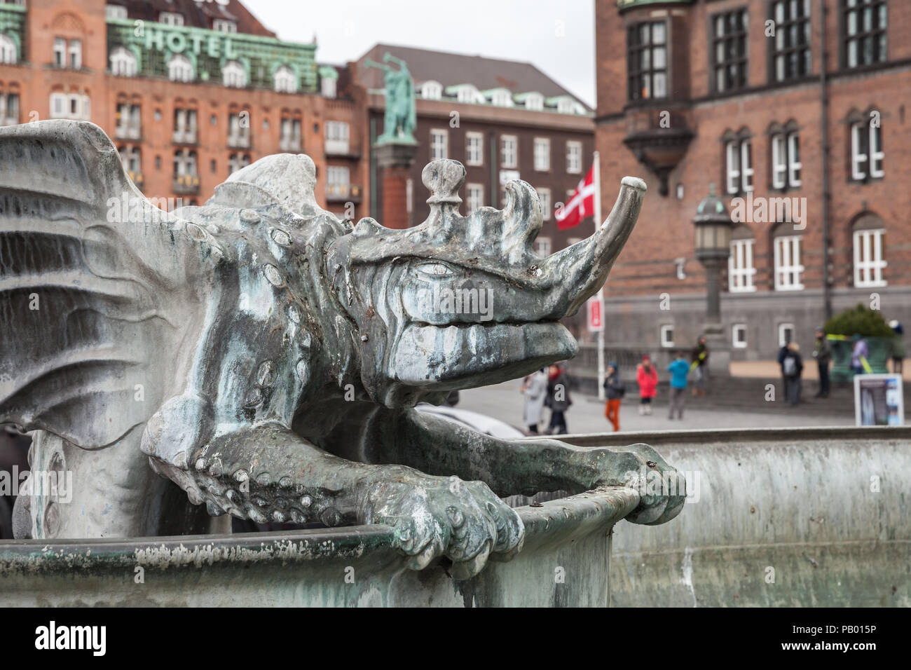 Kopenhagen, Dänemark - Dezember 9, 2017: Statue des Drachen Brunnen auf dem Rathausplatz in Kopenhagen. Es wurde 1904 eingeweiht. Stockfoto