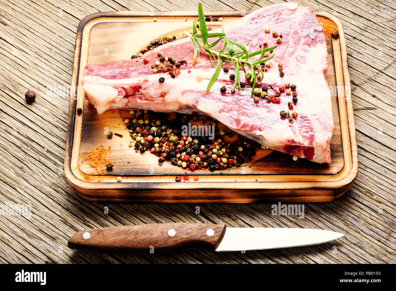 Rohes Fleisch, Rindfleisch Steak auf dem Schneidebrett. Ribeye Steak Fleisch Stockfoto