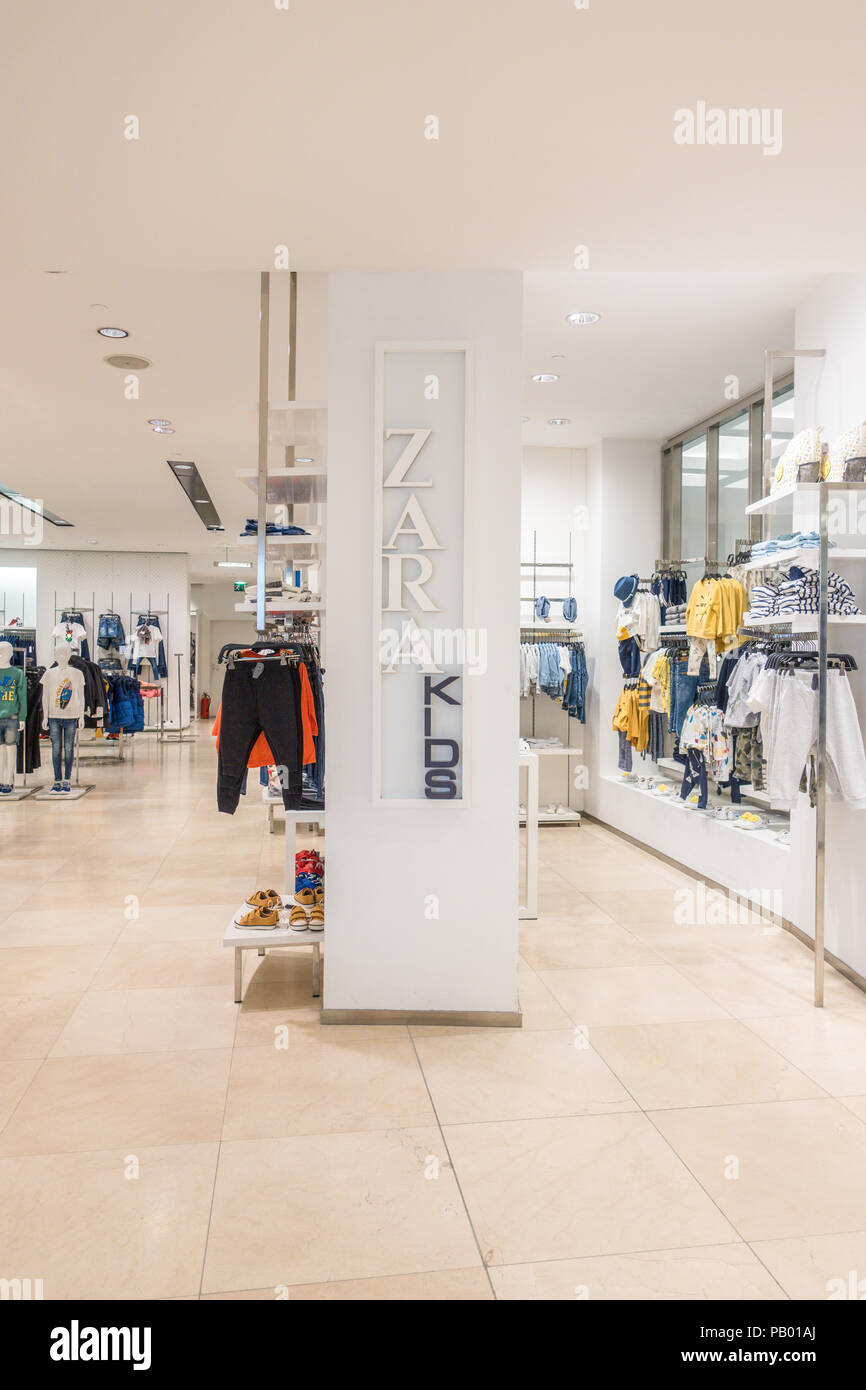 Blick auf Zara Store, Zara Kinder Kleidung. Zara ist ein spanischer  Kleidung und Zubehör Händler mit Sitz in Spanien Stockfotografie - Alamy