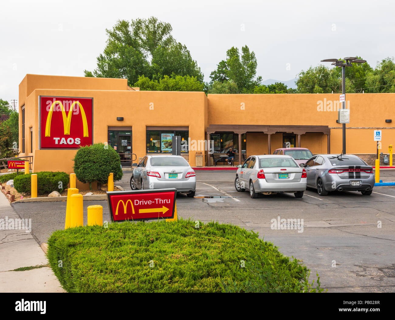 TAOS, NM, USA-5 Juli 18: ein McDonald's Restaurant in Taos, New Mexico. Stockfoto