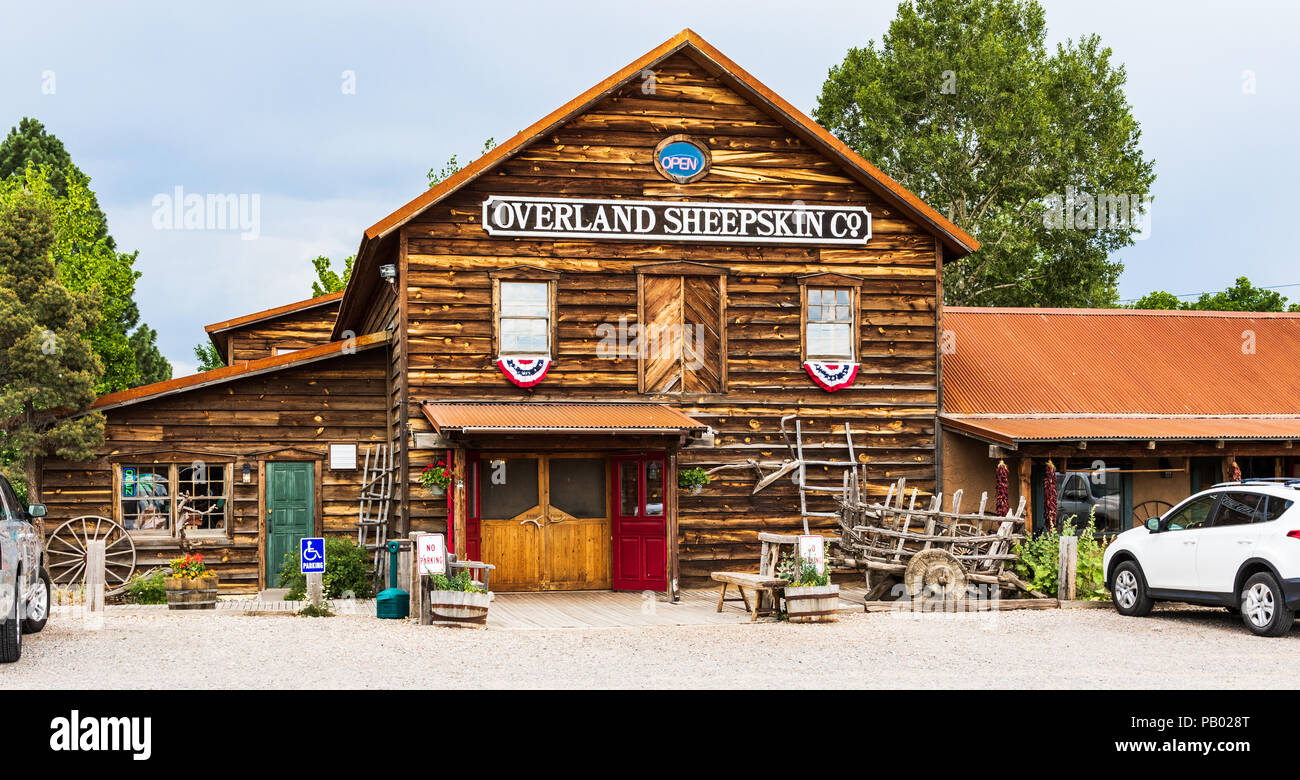 TAOS, NM, USA-5 Juli 18: Die overland Schaffell Co, ein Leder Bekleidung Händler, in t er Overland compound, nördlich von Taos in der Nähe von Taos Mountain. Stockfoto
