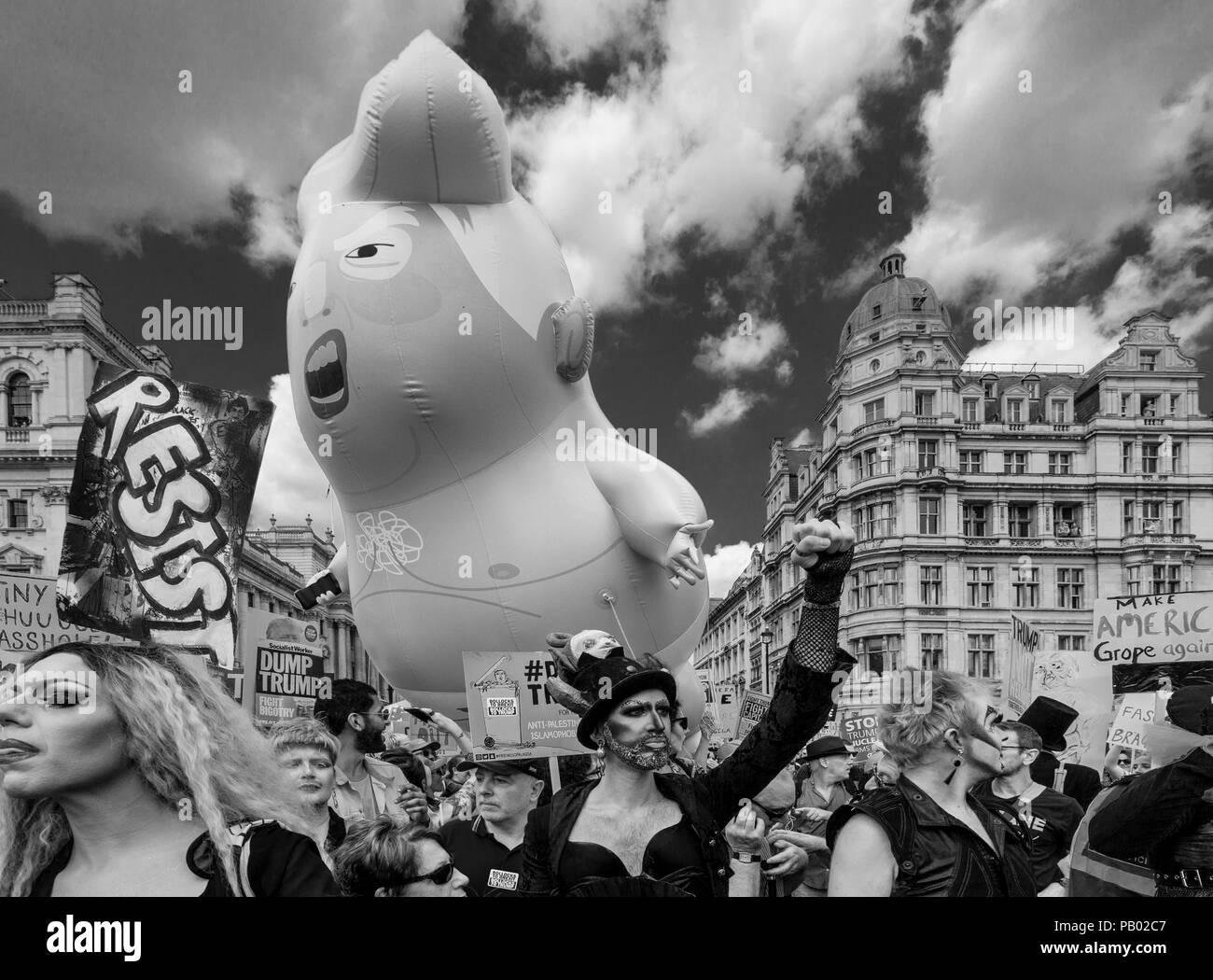 Anti Trump Demonstranten tragen eine 'Angry Baby' Aufblasbare Blimp mokiert sich der Präsident durch die Straßen von London, London, England Stockfoto