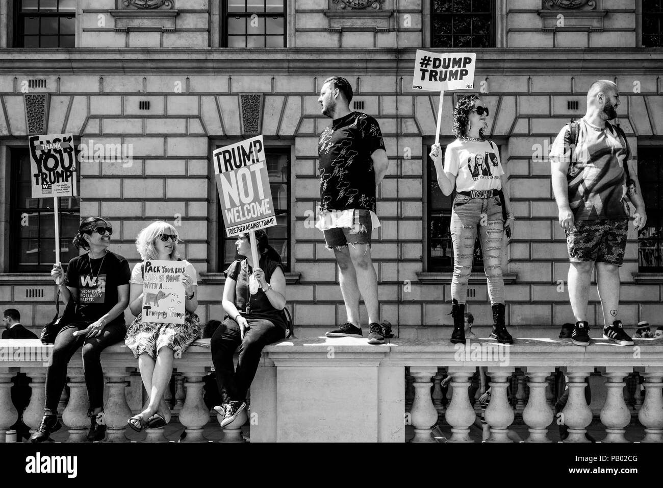 Anti Trump Demonstranten protestieren am Besuch der UK von US-Präsident Donald Trump, Whitehall, London, England Stockfoto