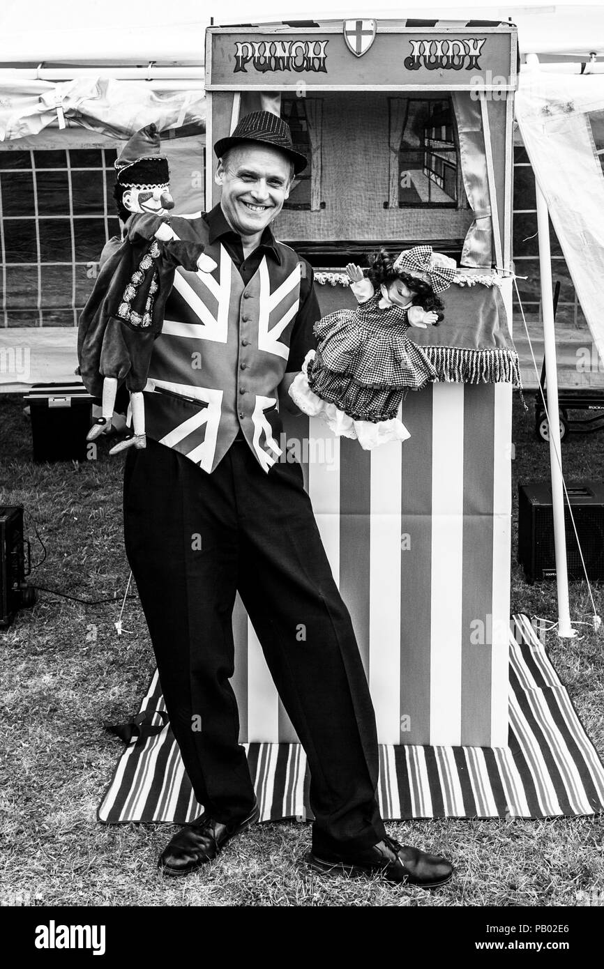 Mark's 'Marco Magic' Seymour einen Kinder Entertainer posiert für ein Foto bei der jährlichen High Hurstwood Dorffest, Sussex, UK Stockfoto