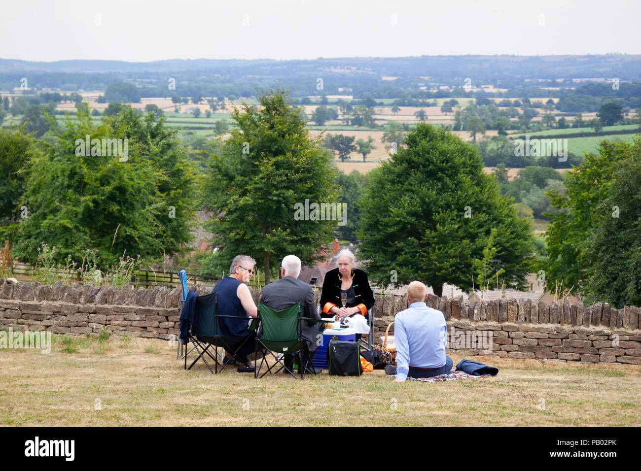 Picknick auf dem Gelände des Longborough Oper, bevor sie eine Produktion von Longborough Festival Opera, Gloucestershire, UK zu sehen Stockfoto