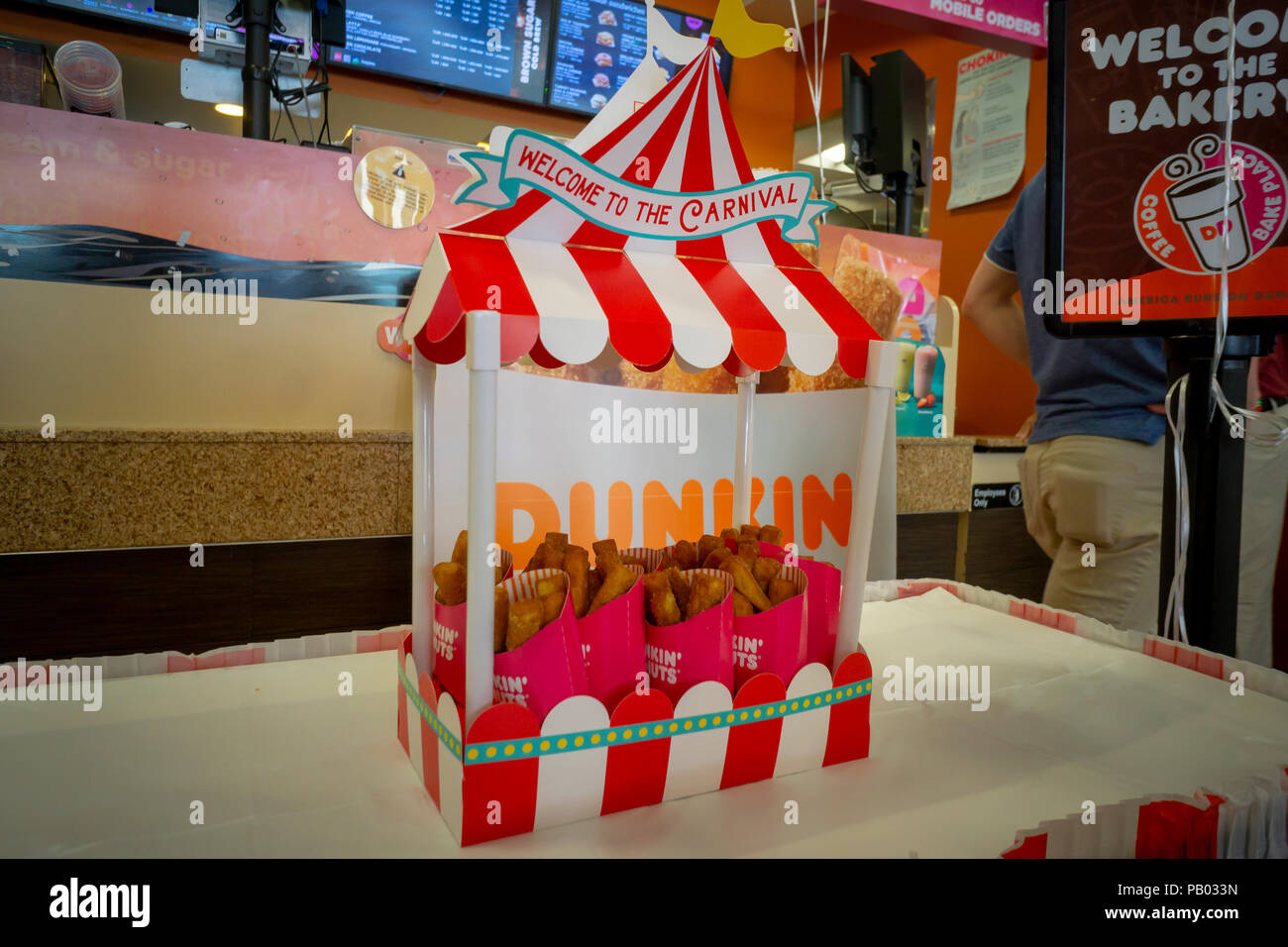 Ein Dunkin' Donuts Franchise im New Yorker Stadtteil Chelsea neue Donut Pommes Menüpunkt des Unternehmens auf nationalen Pommes Tag, Freitag, 13 Juli, 2018 fördert. Franchise wählen Sie in einigen Ballungsgebieten wird verlosen eine kostenlose Bestellung der Ware an die ersten 100 Kunden. (Â© Richard B. Levine) Stockfoto