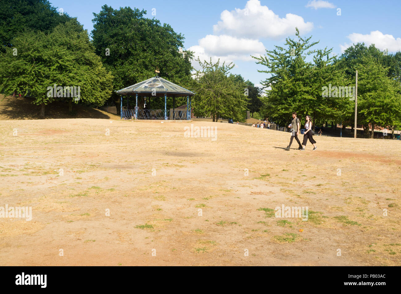 Trockenes Gras in einem Park in die Stadt Bristol, UK, während der Hitzewelle im Sommer 2018 Stockfoto