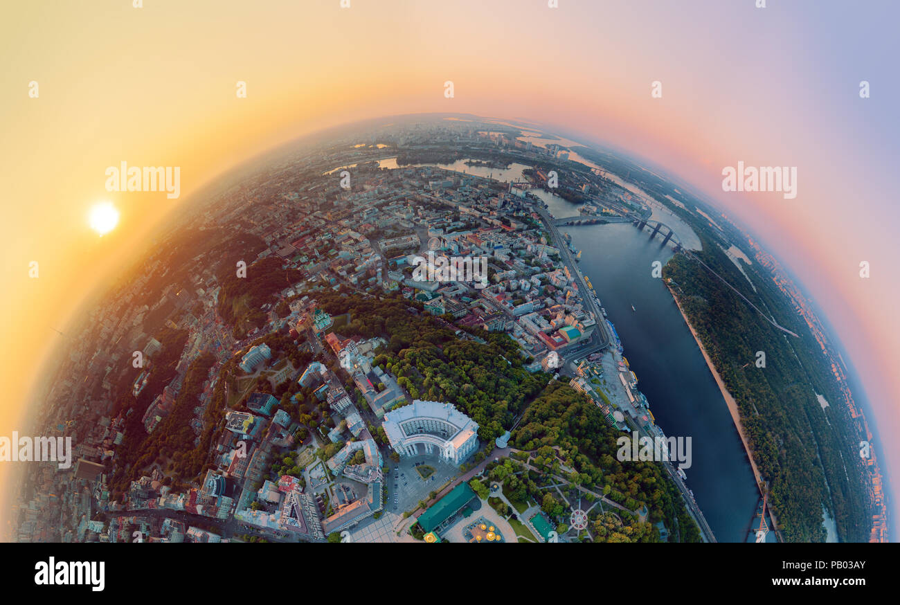 Ein 180 Grad Panorama der Stadt Kiew über den St. Michael's Golden-Domed Kloster bei Sonnenuntergang. Stockfoto