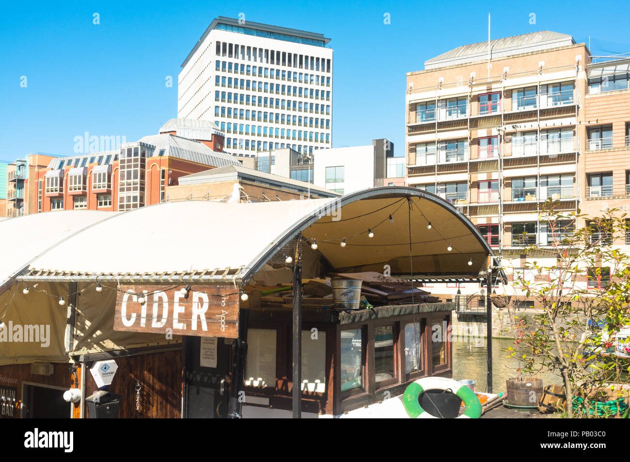 Cider Bar auf einem Boot, Bristol, Großbritannien Stockfoto