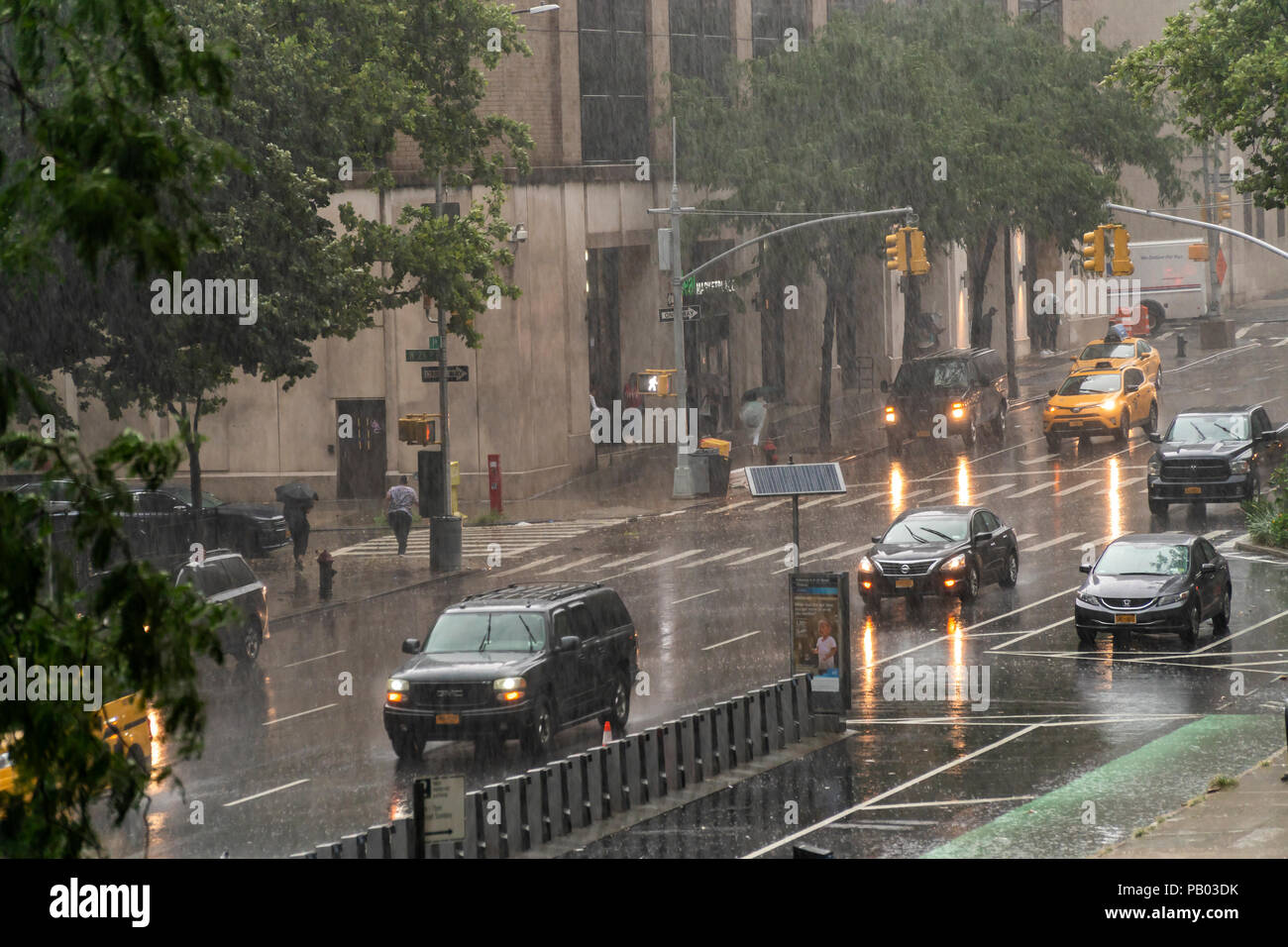 Eine Sintflutartige Regenschauer stört das New Yorker Viertel von Chelsea am Dienstag, 17. Juli 2018. Es ist ein Flash-spiel Hochwasserwarnung in der Stadt als eine langsame frontale System bringt Schauer und Gewitter in der New York Region am Nachmittag in den Abend gehen. (Â© Richard B. Levine) Stockfoto