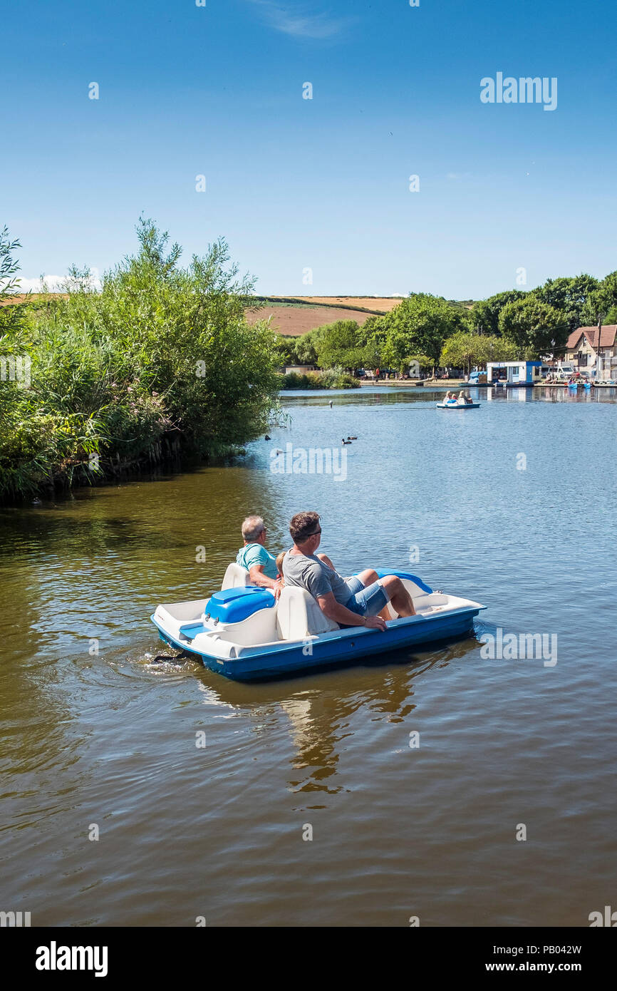 Urlauber in einem gemieteten Tretboot auf dem Trenance Boating Lake in Newquay Cornwall. Newquay; Cornwall; Kernow; West Country; Südwesten; England; Großbritannien; GB Stockfoto