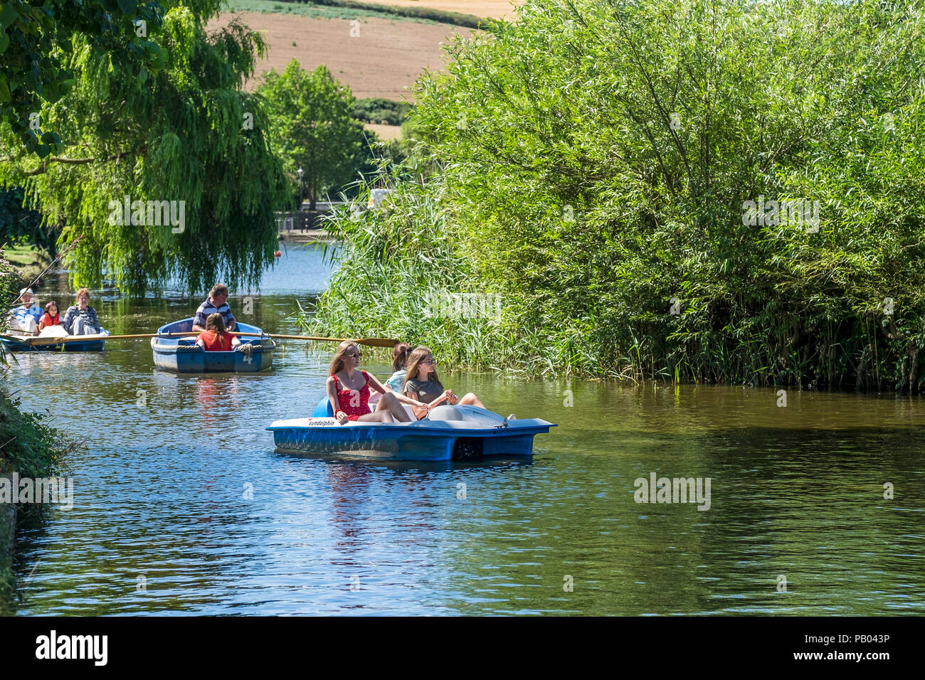 Urlauber, Besucher, Touristen, Bootfahren auf trenance See zum Bootfahren in Newquay Cornwall. Stockfoto