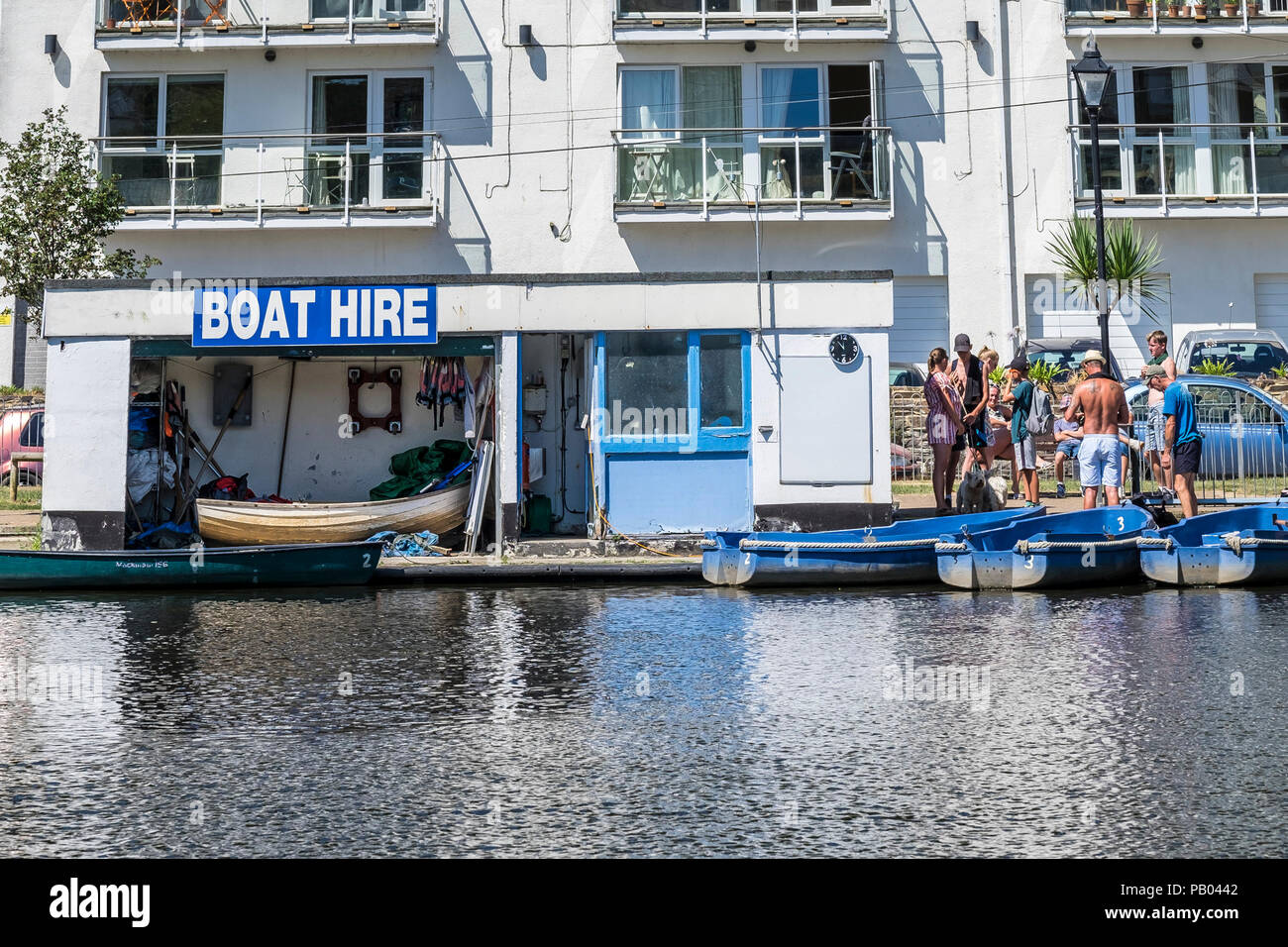 Bootsverleih auf trenance See zum Bootfahren in Newquay Cornwall Stockfoto