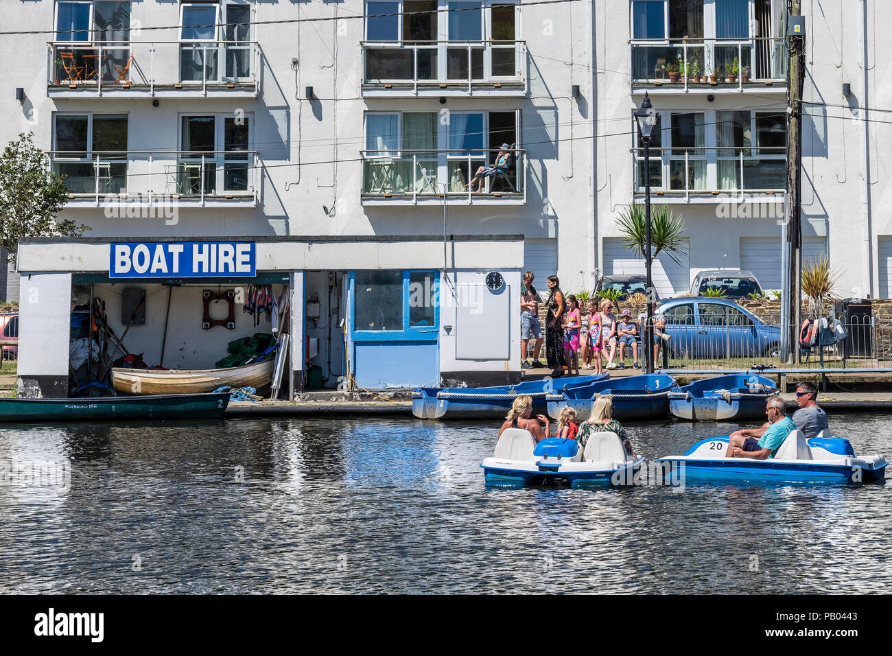 Bootsverleih auf trenance See zum Bootfahren in Newquay Cornwall Stockfoto