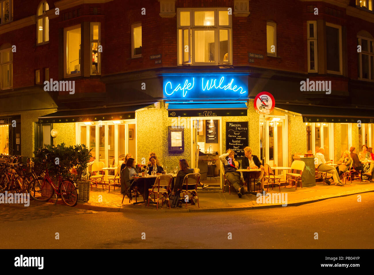 Kopenhagen, Dänemark - 16. JUNI 2018: Leute an einem Street Restaurant in Kopenhagen. Kopenhagen ist die Hauptstadt von Dänemark Stockfoto