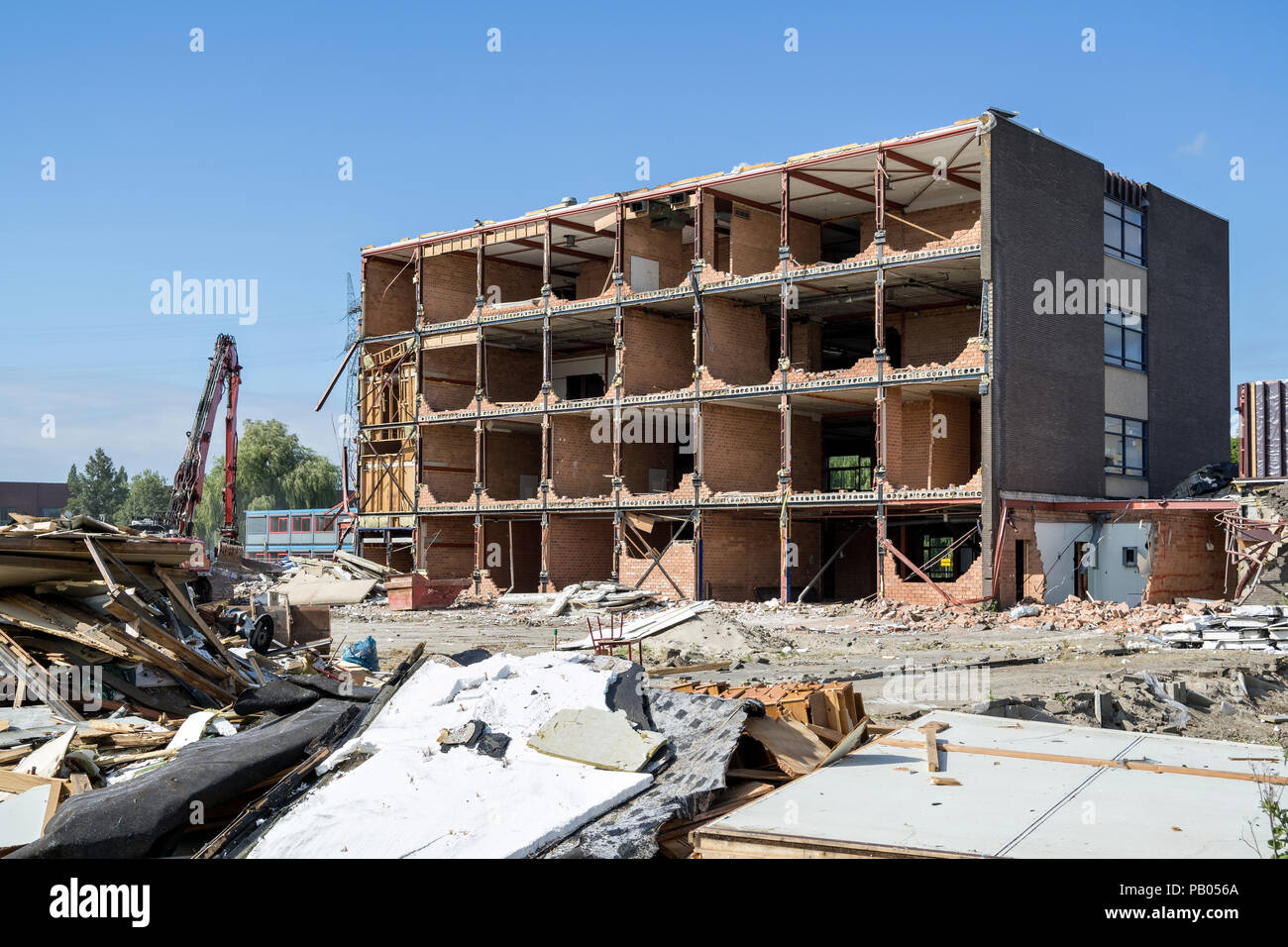 Vier-stöckiges Verwaltungsgebäude unter Abriss Stockfoto