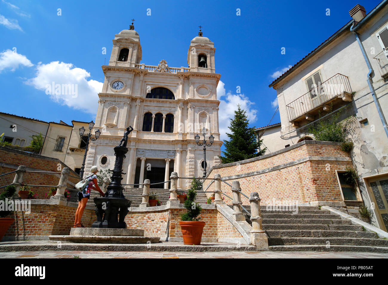 Duomo dei San Valentino und San Damiano in San Valentino in Abruzzo Citeriore, Italien. Stockfoto