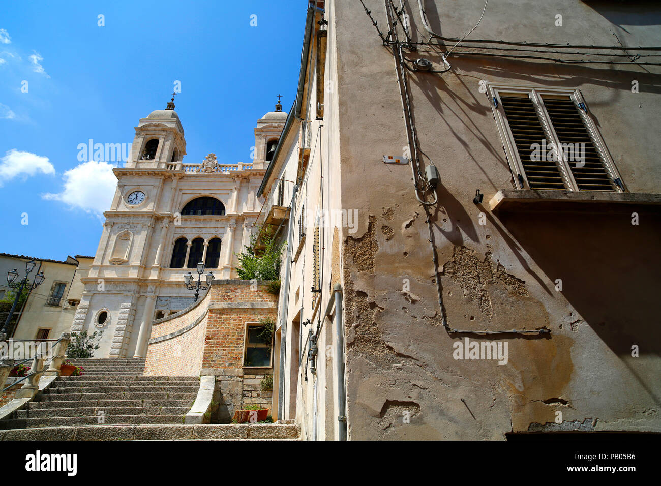 Duomo dei San Valentino und San Damiano in San Valentino in Abruzzo Citeriore, Italien. Stockfoto